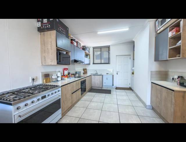 2 BEDROOM APARTMENT FOR SALE IN VREDEKLOOF HEIGHTS